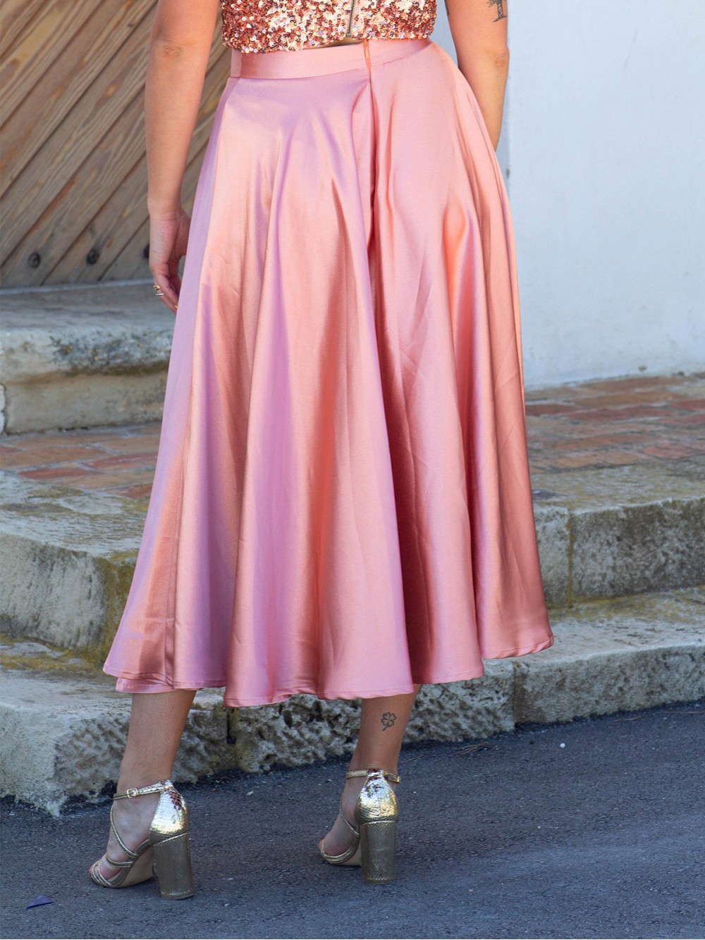 Falda de midi satinada en color rosa|moda fiesta 2021